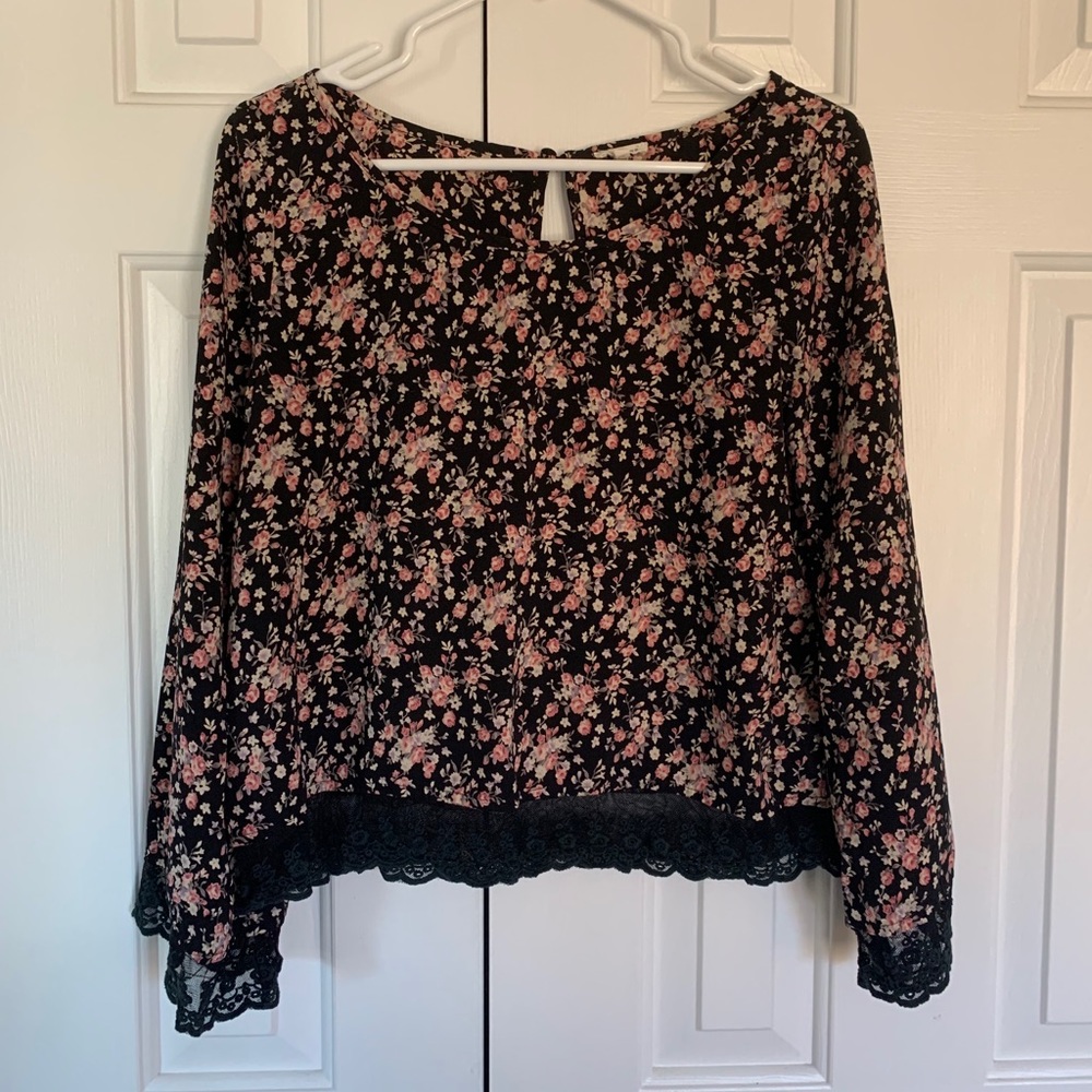 En creme floral long sleeve top w/ lace size S